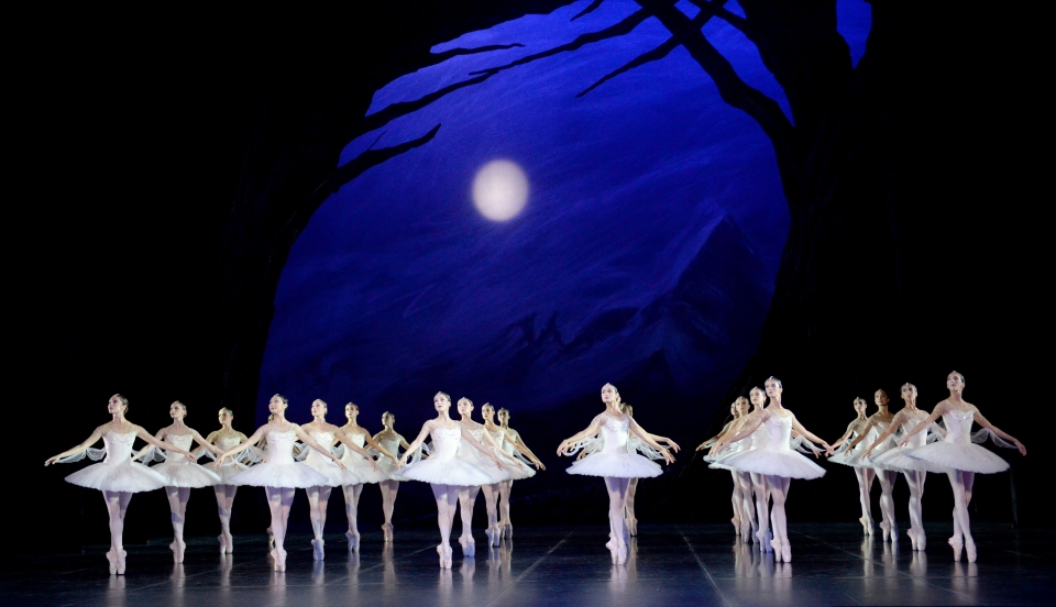 © Stuttgart Ballet, Kráľovstvo tieňov z Bajadéry, chor.: Natalia Makarova podľa Mariusa Petipu